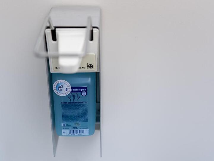 Ein Hände-Desinfektionsmittel-Spender. Foto: Robert Michael/dpa/Symbolbild
