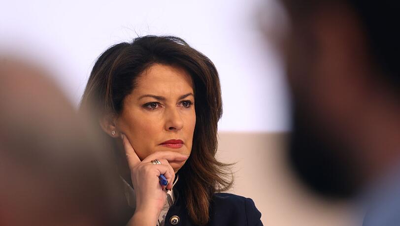 Michaela Kaniber (CSU), bayerische Landwirtschaftsministerin, sitzt während der Landesversammlung des Bayerischen Bauernverbandes auf dem Podium. Michaela Kaniber (CSU), bayerische Landwirtschaftsministerin, sitzt während der Landesversammlung des Bayerischen Bauernverbandes auf dem Podium.