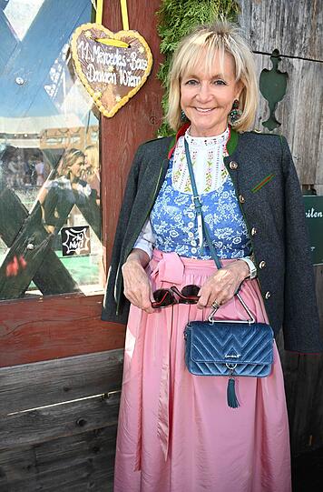 Unternehmerin und Skirennläuferin Christa Kinshofer kam gut gelaunt zur Damen-Wiesn.