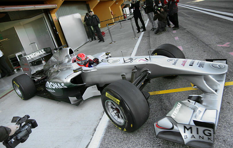 Michael Schumacher rollt zu Testfahrten in Valencia auf die Piste.
