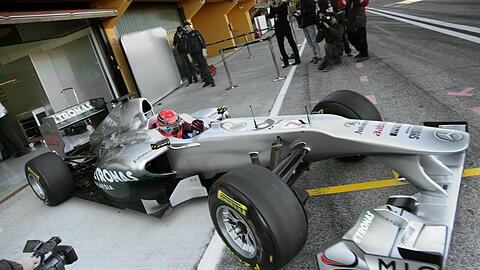 Michael Schumacher rollt zu Testfahrten in Valencia auf die Piste.