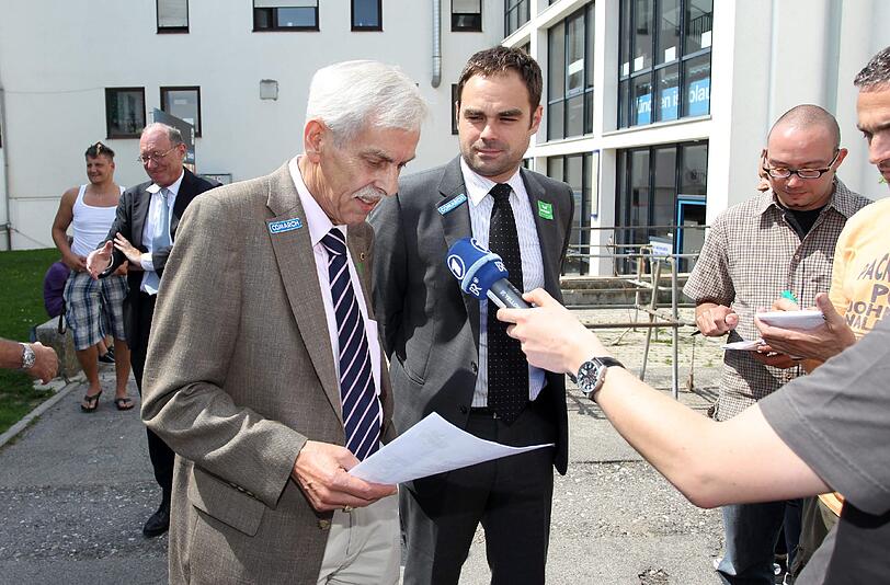 Dieter Schneider liest die DFL-Lizenz vor.