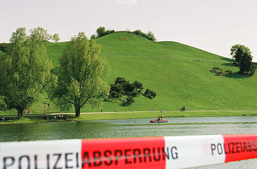 Der Ort scheint viel zu idyllisch für so einen schockierenden Fund: Eine Wasserleiche wurde aus dem Olympiasee geborgen.