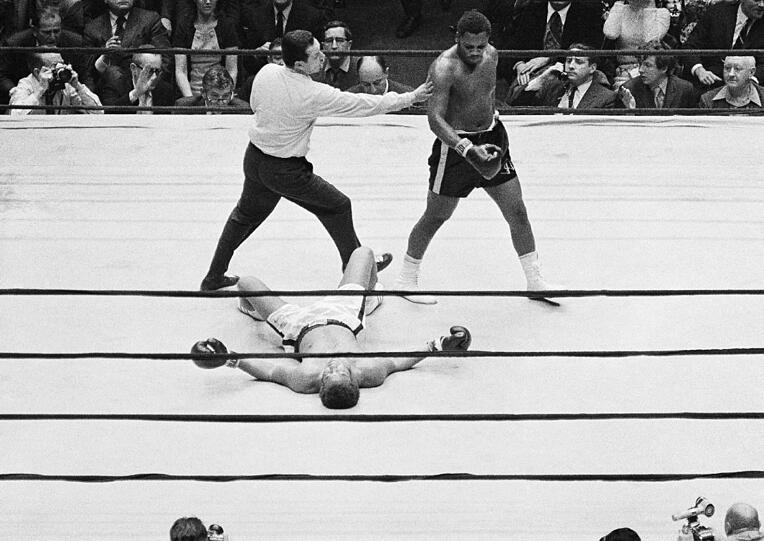 Gegen Jimmy Ellis gewann "Smokin Joe" im Februar 1970 erstmas den Titel im Schwergewicht. Er verteidigte ihn vier Mal.
