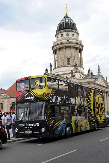 So kurvt er durch Berlin: Der doppelte Pokalbus von MAN.