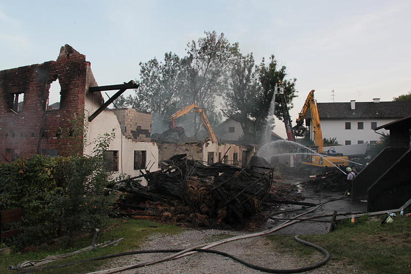 Aufräumarbeiten nach dem Mega-Brand in Heldenstein: Die Feuerwehr kann noch nicht aufatmen und kümmert sich um die Brandruine. Bei dem Feuer ist ein Schaden von etwa einer Million Euro entstanden.