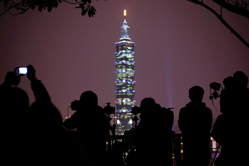 Vorbereitungen auf das Feuerwerk: In Taipeh haben sich die Fotografen schon in Stellung gebracht.
