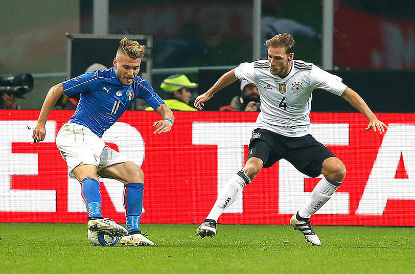 BENEDIKT HÖWEDES - NOTE 3: Gleich zu Beginn rustikal gegen den Ex-Dortmunder Immobile. Voll bei der Sache. Zeigte, dass man ihn immer bringen kann, egal auf welcher Abwehr-Position.