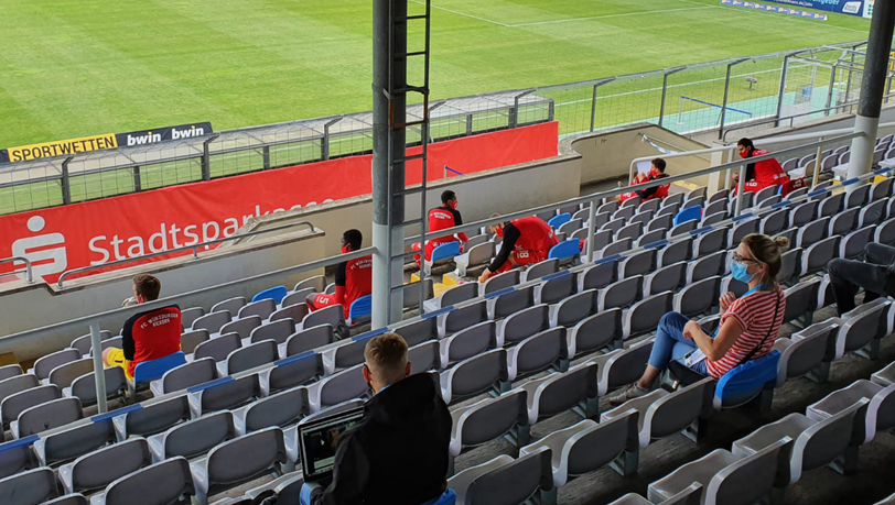Die Bankspieler der Würzburger Kickers nehmen auf der Tribüne des Grünwalder Stadions Platz Die Bankspieler der Würzburger Kickers nehmen auf der Tribüne des Grünwalder Stadions Platz