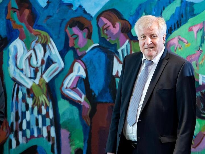 Innen- und Bauminister Horst Seehofer auf dem Weg zur Kabinettssitzung im Bundeskanzleramt.