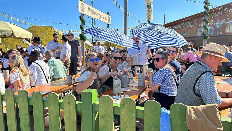 Die Biergärten sind am ersten Wiesn-Samstag gut gefüllt – kein Wunder bei dem traumhaften Wetter! Die Besucher schützen sich mit Regenschirmen vor der Sonne. Die Biergärten sind am ersten Wiesn-Samstag gut gefüllt – kein Wunder bei dem traumhaften Wetter! Die Besucher schützen sich mit Regenschirmen vor der Sonne.