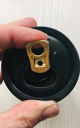 Sie brauchen mehr Platz in Ihrem Kleiderschrank? Dann nutzen Sie den Verschluss von Getränkedosen! Trennen Sie ihn von der Dose und hängen ihn an den Haken eines Kleiderbügels. So können Sie einen zweiten Kleiderbügel direkt daran hängen und schon haben Sie einen Doppelbügel - und mehr Platz im Kleiderschrank! Sie brauchen mehr Platz in Ihrem Kleiderschrank? Dann nutzen Sie den Verschluss von Getränkedosen! Trennen Sie ihn von der Dose und hängen ihn an den Haken eines Kleiderbügels. So können Sie einen zweiten Kleiderbügel direkt daran hängen und schon haben Sie einen Doppelbügel - und mehr Platz im Kleiderschrank!