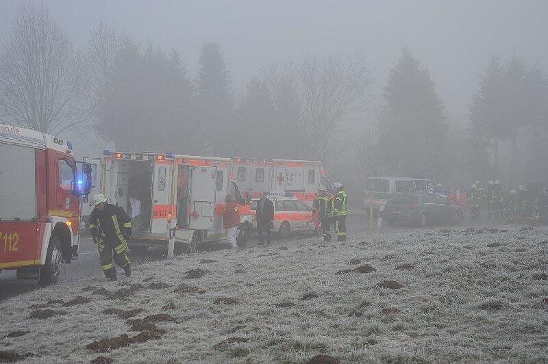 Bei einem Glatteisunfall in Katzenbach, in der Nähe von Dorfen, sind mehrere Personen schwer verletzt worden. Unter den Verletzten war auch ein Kleinkind.