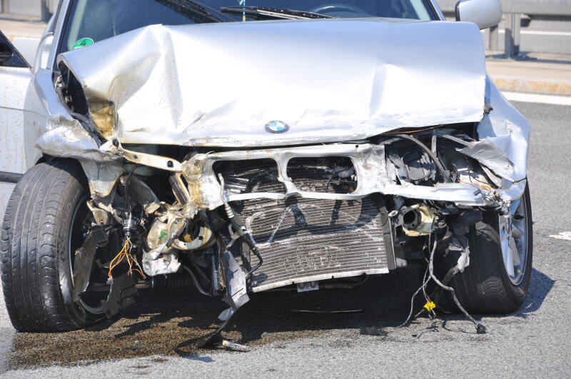 Der BMW-Fahrer, der seinen Wagen in die Leitplanke lenkte, wurde verletzt ins Krankenhaus gebracht.
