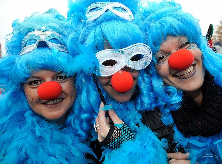 Kölle Alaaf! Bunte Clowns, Superman auf dem Weg zum Feiern, barocke Hochzeitsoufits. Köln steht heute Kopf! Sogar die Hunde werden hier verkleidet!