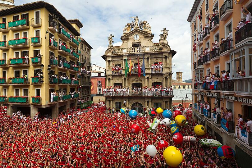 Der chupinazo (baskisch: txupinazo) ist der offizielle Beginn des "Sanfermines". Am 6. Juli versammeln sich abertausende Festgäste vor dem Rathaus in dichtem Gedränge, um dort den Startschuss des Festivals zu feiern.