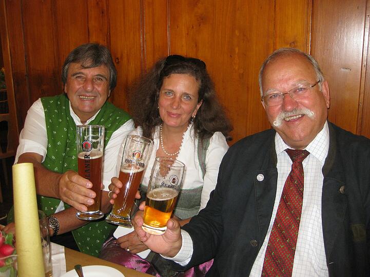 Langjährige Freunde: Die Wiesn-Wirte Peter und Arabella Pongratz und Wiggerl Hagn (r.) stoßen auf das Geburtstagskind an.