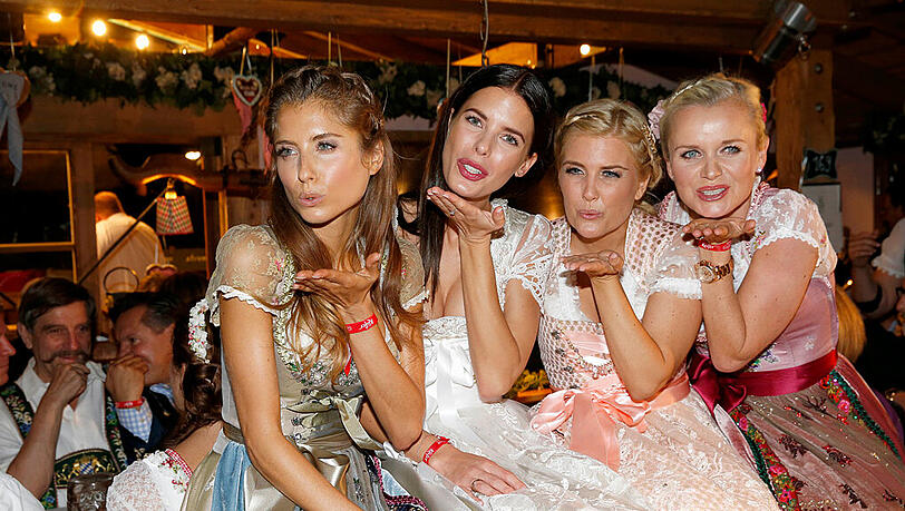 Cathy Hummels, Julia Trainer, Jennifer Knäble und Barbara Sturm bei der Eröffnung des 182. Münchner Oktoberfest in der Käfer Wiesn-Schänke.