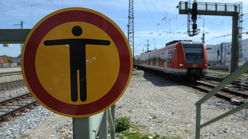Der 19-Jährige konnte sich noch selbst auf den Bahnsteig retten - kurze Zeit später fuhr die S-Bahn ein. (Symbolbild)