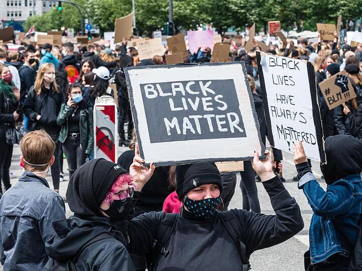 "Black Lives Matter": Demonstranten halten in Hamburg Schilder hoch.