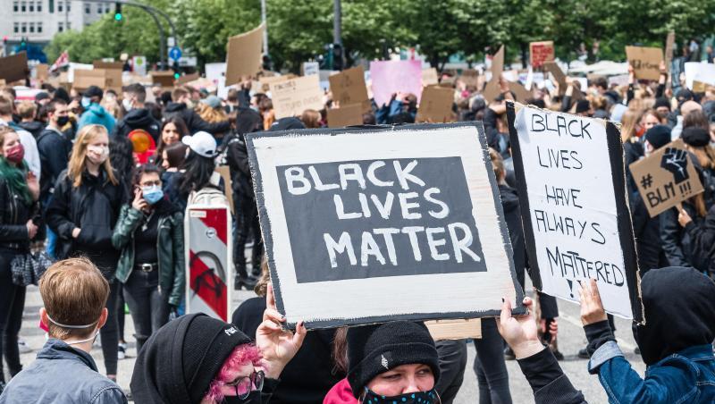 "Black Lives Matter": Demonstranten halten in Hamburg Schilder hoch. "Black Lives Matter": Demonstranten halten in Hamburg Schilder hoch.