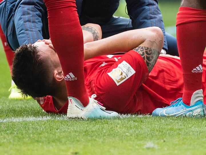 Niklas Süle vom FC Bayern München wird von Teamärzten behandelt. Foto: Matthias Balk/dpa/Archivbild