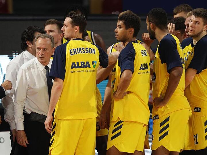 Alba Berlin will den Gewinn des neunten Meistertitels perfekt machen. Trainer Aito Garcia Reneses (l) und seine Spieler stehen zusammen.