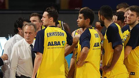 Alba Berlin will den Gewinn des neunten Meistertitels perfekt machen. Trainer Aito Garcia Reneses (l) und seine Spieler stehen zusammen.