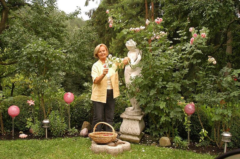 Ruth Maria Kubitschek in ihrem Garten in der Schweiz.