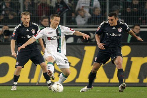 Im November spielte Alexander Baumjohann, hier im Duell mit Christian Lell und Lucio, noch gegen  den FC Bayern. Nun soll er nach München kommen.