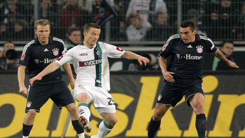 Im November spielte Alexander Baumjohann, hier im Duell mit Christian Lell und Lucio, noch gegen den FC Bayern. Nun soll er nach München kommen. Im November spielte Alexander Baumjohann, hier im Duell mit Christian Lell und Lucio, noch gegen den FC Bayern. Nun soll er nach München kommen.
