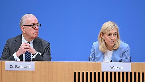 &Auml;rztepr&auml;sident Reinhardt begr&uuml;&szlig;t Ministerin Warken beim &Auml;rztetag - mit Kritik? (Archivbild)