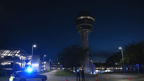Polizei stand vor dem Flughafentower.