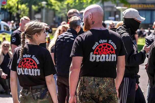 Ausländerfeindlichkeit und rechtsextremes Gedankengut sind keinesfalls rein ostdeutsche Phänomene, wie dieses Bild aus Essen in NRW zeigt, auf dem Anhänger der Partei Die Heimat (bis Mai 2023 NPD) zu sehen sind. Ausländerfeindlichkeit und rechtsextremes Gedankengut sind keinesfalls rein ostdeutsche Phänomene, wie dieses Bild aus Essen in NRW zeigt, auf dem Anhänger der Partei Die Heimat (bis Mai 2023 NPD) zu sehen sind.