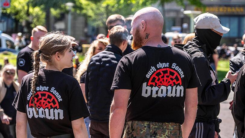 Ausländerfeindlichkeit und rechtsextremes Gedankengut sind keinesfalls rein ostdeutsche Phänomene, wie dieses Bild aus Essen in NRW zeigt, auf dem Anhänger der Partei Die Heimat (bis Mai 2023 NPD) zu sehen sind. Ausländerfeindlichkeit und rechtsextremes Gedankengut sind keinesfalls rein ostdeutsche Phänomene, wie dieses Bild aus Essen in NRW zeigt, auf dem Anhänger der Partei Die Heimat (bis Mai 2023 NPD) zu sehen sind.