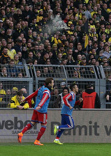MARIO GÖTZE Ohne NOTE
Brachte die BVB-Fans auf der Südtribüne noch einmal zum Beben, als er nach 79 Minuten für Müller kam. Während Lewandowski freundlich ignoriert wird, bekommt Götze eine Pfiffe-Dusche vom feinsten. Mehr Verteidiger als Angreifer. Und Mitjubler am Ende.