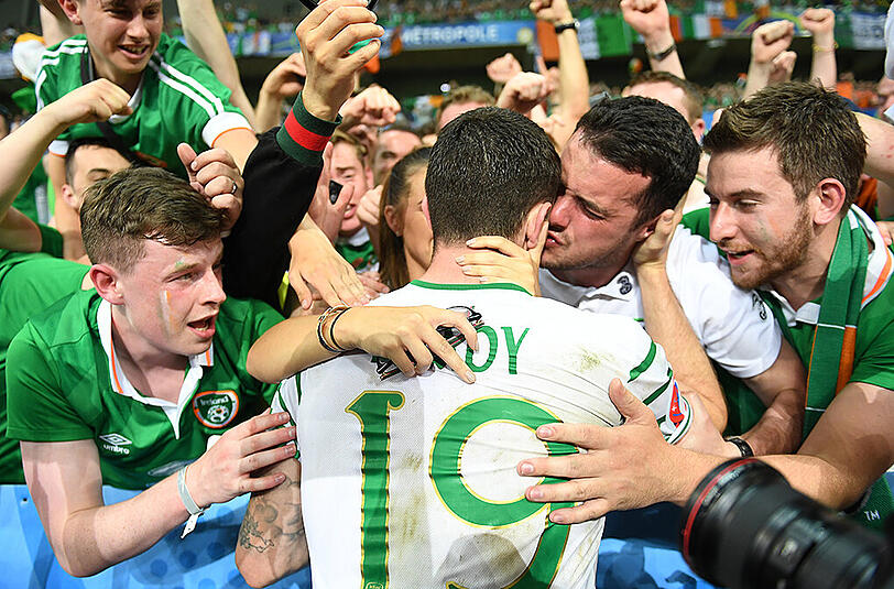 TOPS - Irische Fans: Ob aus Irland oder Nordirland - für die Stimmgewalt ihrer Anhänger hätten sich beide Nationen den Europameistertitel mehr als verdient.