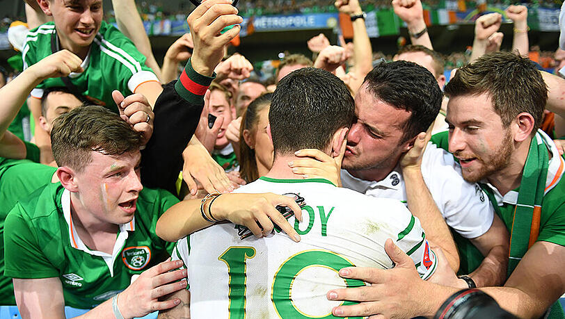 TOPS - Irische Fans: Ob aus Irland oder Nordirland - für die Stimmgewalt ihrer Anhänger hätten sich beide Nationen den Europameistertitel mehr als verdient. TOPS - Irische Fans: Ob aus Irland oder Nordirland - für die Stimmgewalt ihrer Anhänger hätten sich beide Nationen den Europameistertitel mehr als verdient.