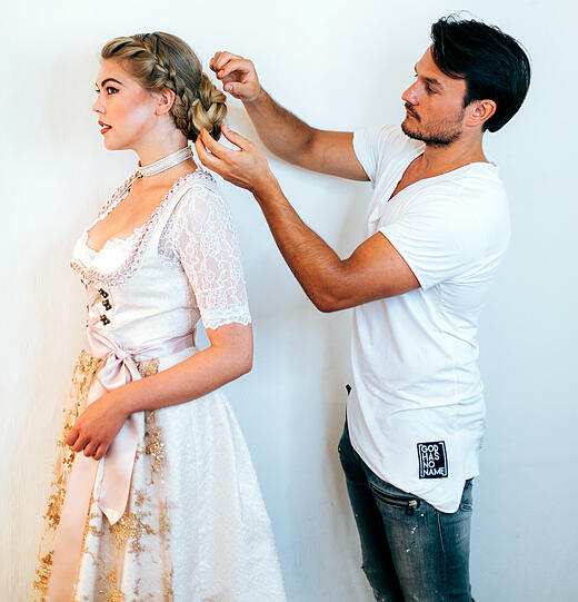 In unserer Fotostrecke sehen Sie, was Sie beim Wiesn-Styling im Dressler SALON MUNICH erwartet.