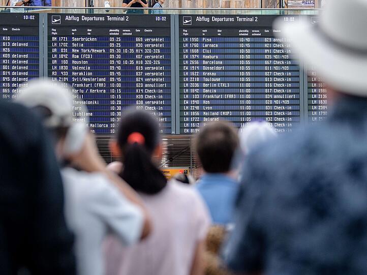 Zahlreiche Flüge werden noch immer annulliert oder sind verspätet.