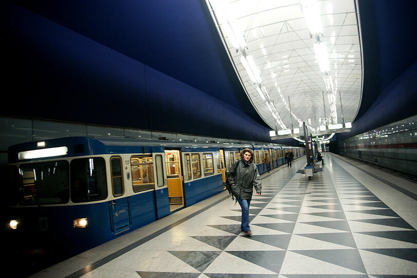 Weiß-blau und ganz viel Schwung: Der U-Bahnhof Hasenbergl ist ein Hingucker.