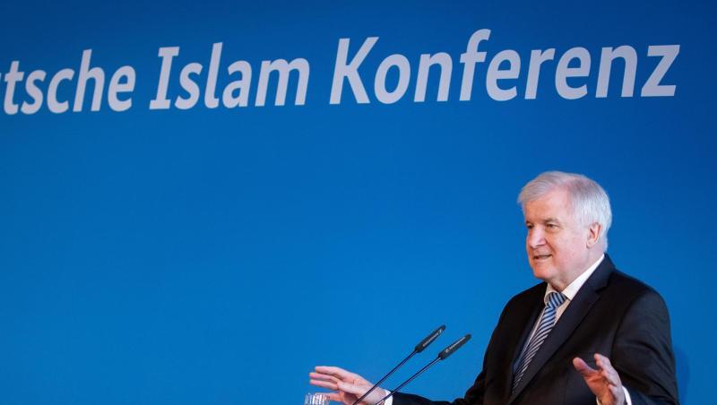 Horst Seehofer bei der Auftaktveranstaltung zur 4. Deutschen Islam-Konferenz des Bundesinnenministeriums. Horst Seehofer bei der Auftaktveranstaltung zur 4. Deutschen Islam-Konferenz des Bundesinnenministeriums.