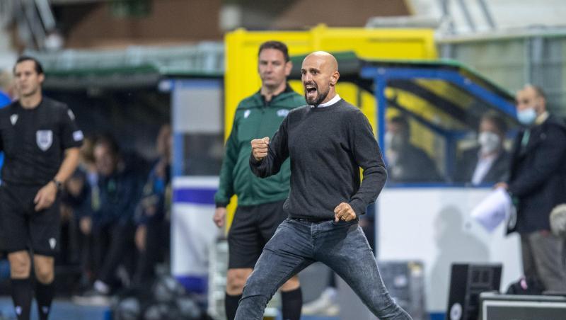 U21-Trainer Antonio Di Salvo jubelt über den Sieg seines Teams.
