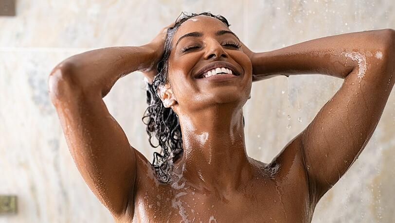 Bei der Kopfhautpflege kommt es unter anderem auf die richtigen Produkte an.