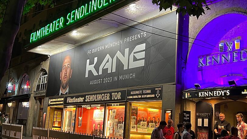 Im (Geheim-)Dienst des Rekordmeisters: Der FC Bayern machte am Montagabend (14. August) Harry Kane zum Filmstar. Im (Geheim-)Dienst des Rekordmeisters: Der FC Bayern machte am Montagabend (14. August) Harry Kane zum Filmstar.