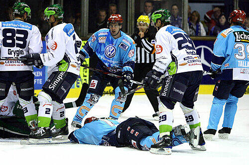 Vollversammlung vor dem Tigers-Kasten: Aber Keeper Frederic Cassivi (links, verdeckt am Boden) ist Herr der Lage.