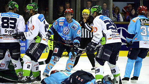 Vollversammlung vor dem Tigers-Kasten: Aber Keeper Frederic Cassivi (links, verdeckt am Boden) ist Herr der Lage. Vollversammlung vor dem Tigers-Kasten: Aber Keeper Frederic Cassivi (links, verdeckt am Boden) ist Herr der Lage.