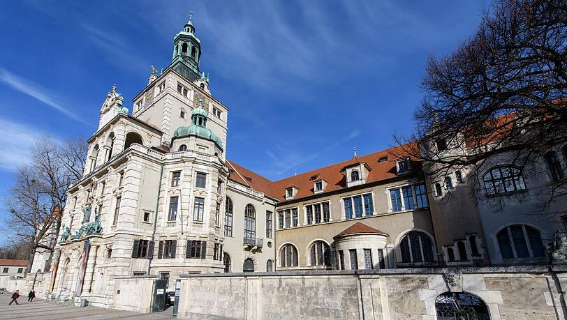 Blau ist der Himmel über dem Bayerischen Nationalmuseum.
