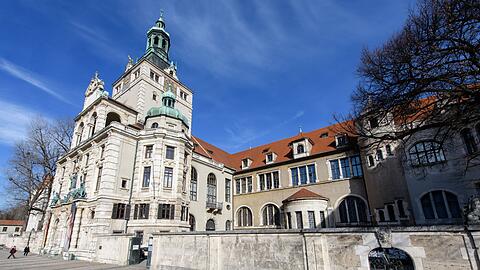 Blau ist der Himmel über dem Bayerischen Nationalmuseum.
