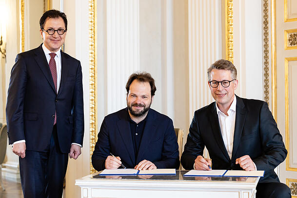Serge Dorny, Petr Popelka und Markus Blume bei der Vertragsunterzeichnung. Serge Dorny, Petr Popelka und Markus Blume bei der Vertragsunterzeichnung.
